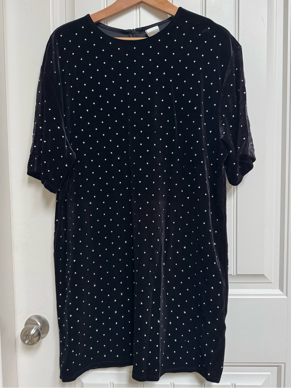 NWOT H&M Black Velour-Like Short Sleeve Shift Dress w Silver Polka Dot Detail. M